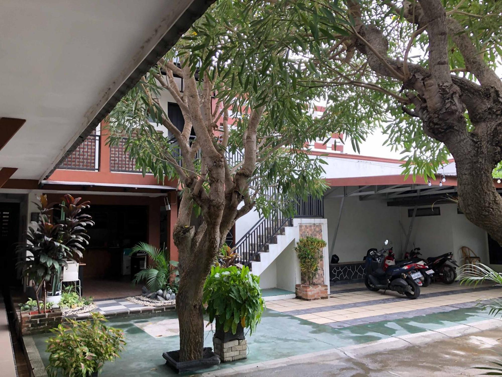 Reddooz Plus At Ininnawa Homestay Syariah Palu Exteriör bild
